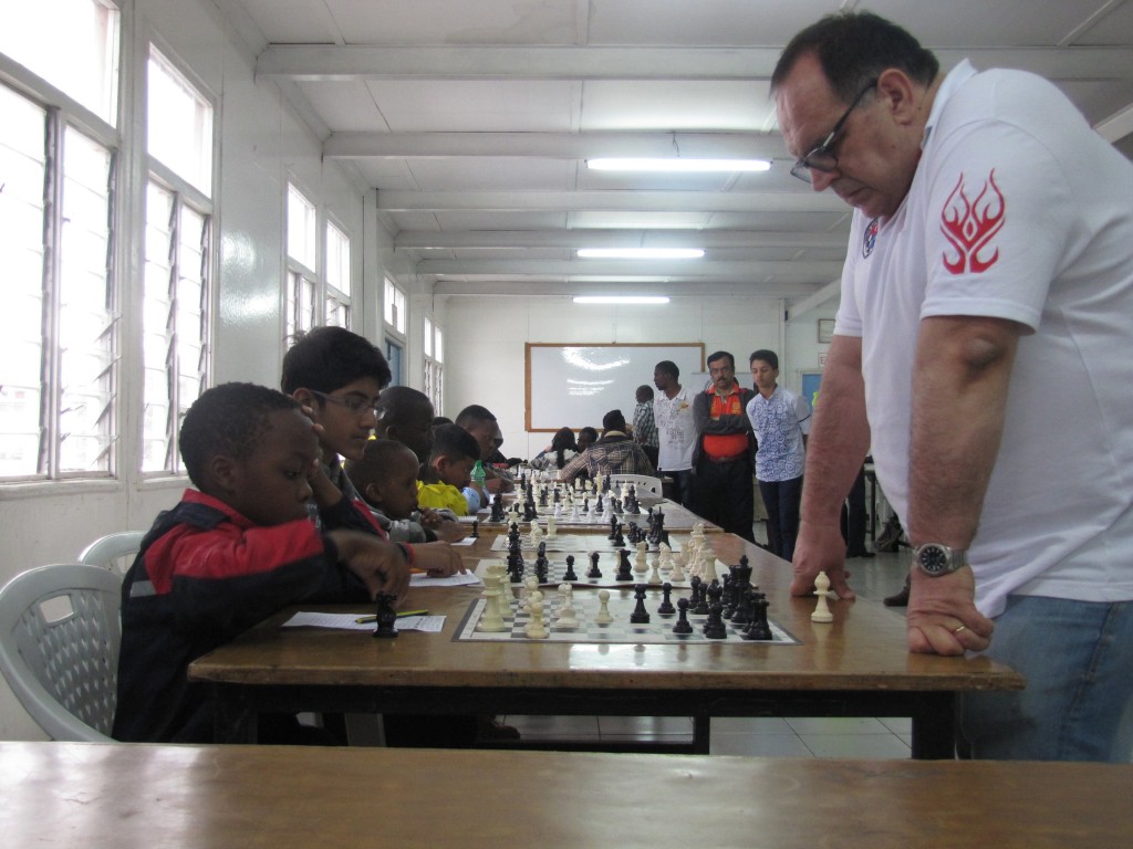 International Grandmaster Georg Mohr plays in the simultaneous against the juniors.