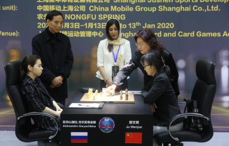 Shan Xiali, President of the Shanghai Chess Academy, and Wang Lianyun, President of the Shanghai Xiangqi Association, made the first symbolic move at this game.