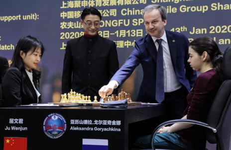 Arkady Dvorkovich, FIDE President, and Lu Lin, Vice Secretary of the Party Committee of Shanghai Sports Bureau, made the first symbolic move of Game 6.