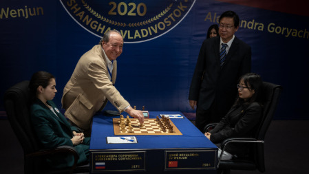 Ye Jiangchuan, President of the Chinese Chess Association and FIDE Vice-President, together with Efim Zvenyatsky, Art Director of the Gorky Drama Theatre made the first symbolic move of Game 8.