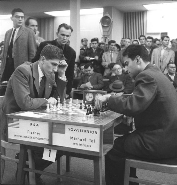 Bobby Fischer vs Mikhail Tal at the 1960 Leipzig Chess Olympiad. Photo credit kiddle.co