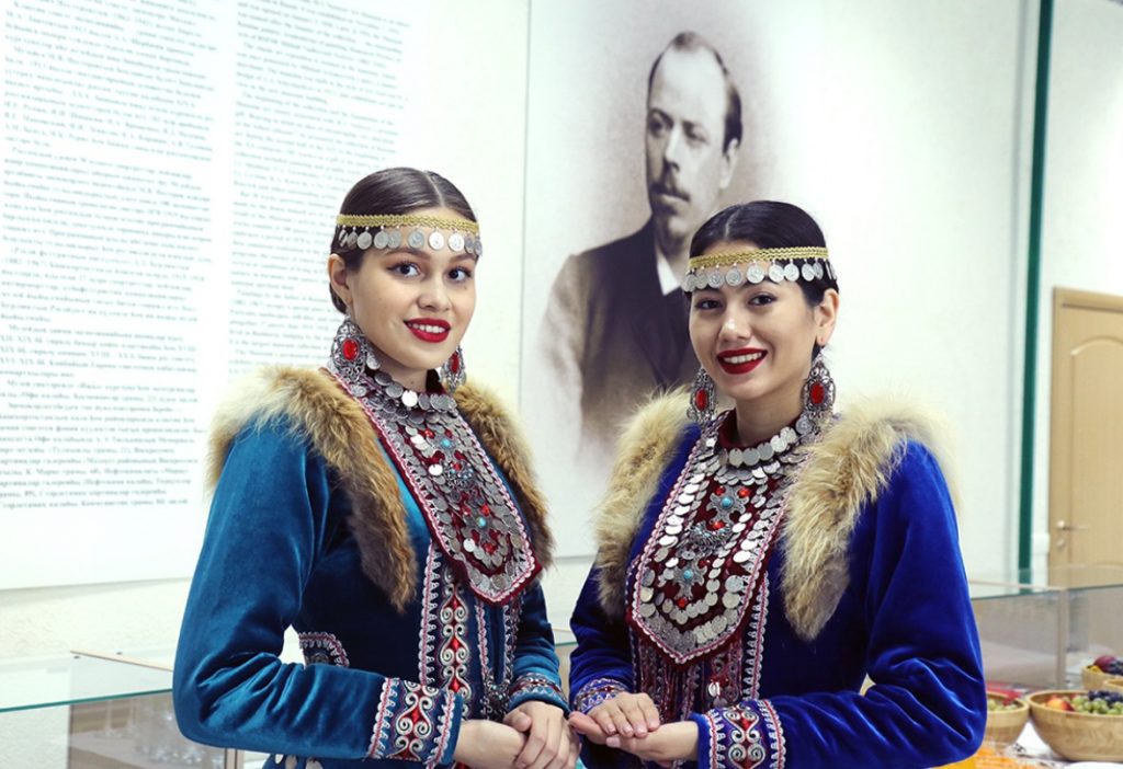 Charming natives from Ufa at theopening ceremony of the 74th Russian Superfinals and the71st Russian Women's Championship. Photos by Eteri Kublashvili.