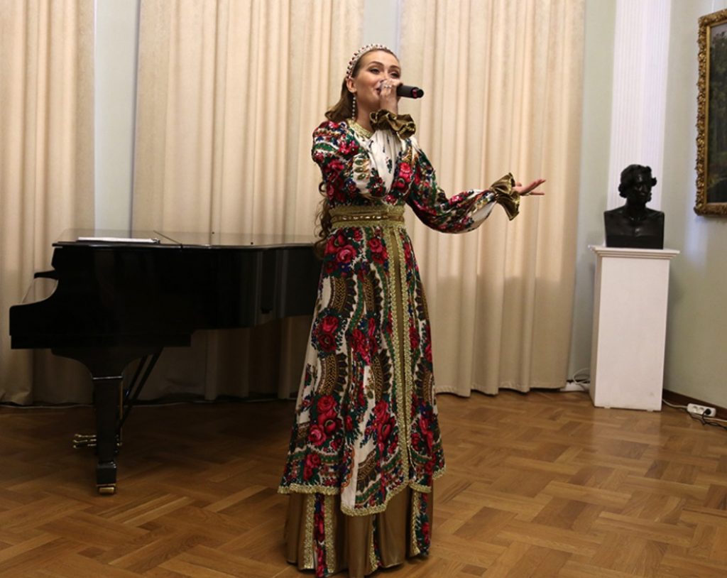 Singer at the opening ceremony of the 74th Russian Superfinals and the71st Russian Women's Championship. Photos by Eteri Kublashvili