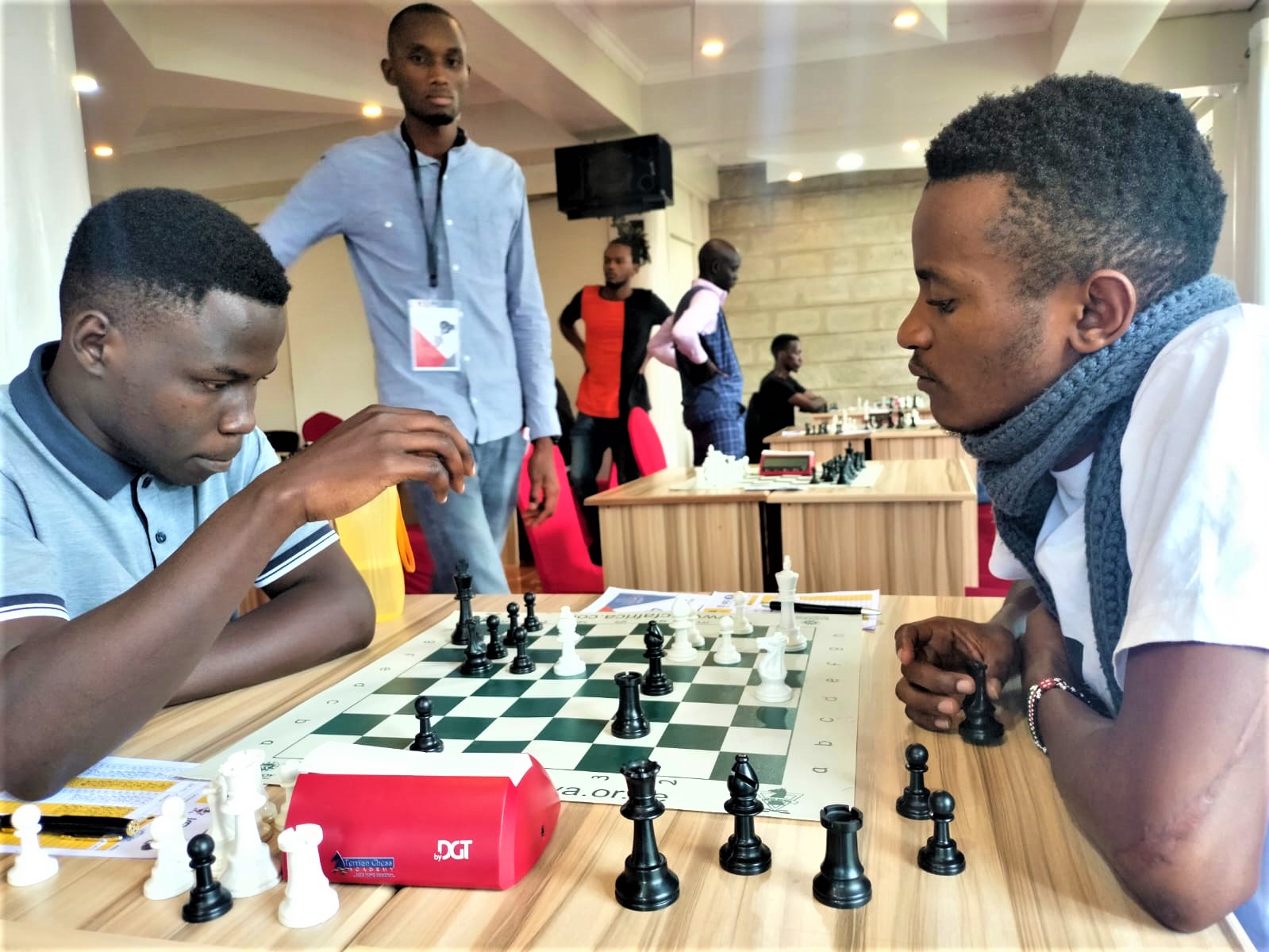 Emmanuel Egesa of Uganda (left) on his way to victory against Brian Irungu in round 7 of their encounter in the 2022 Kenya Open.