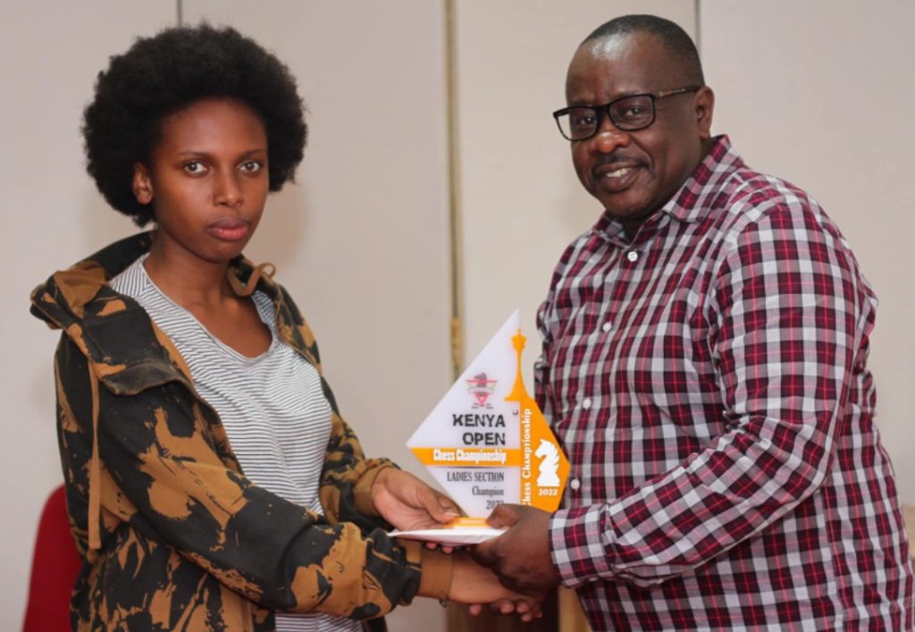 Triza Mwendwa receives her prize for winning the 2022 Kenya Open Ladies section from Tournament Director Brian Kidula.