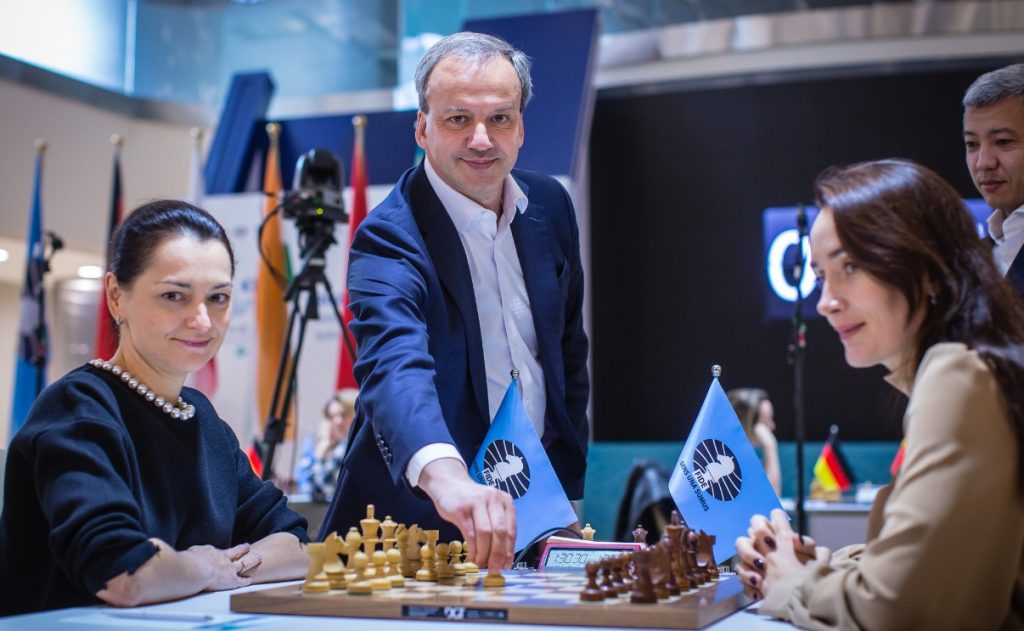 FIDE President Arkady Dvorkovich makes the first move in the Alexandra Kosteniuk v Kateryna Lagno game.