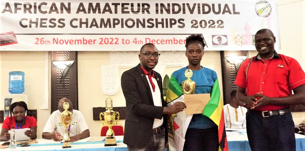Linda Dalitso Shaba of Zimbabwe the winner of the Ladies U2300-U2000 section with Wilfried Ntamatungiro (left) and Benard Wanjala the Chess Kenya President.