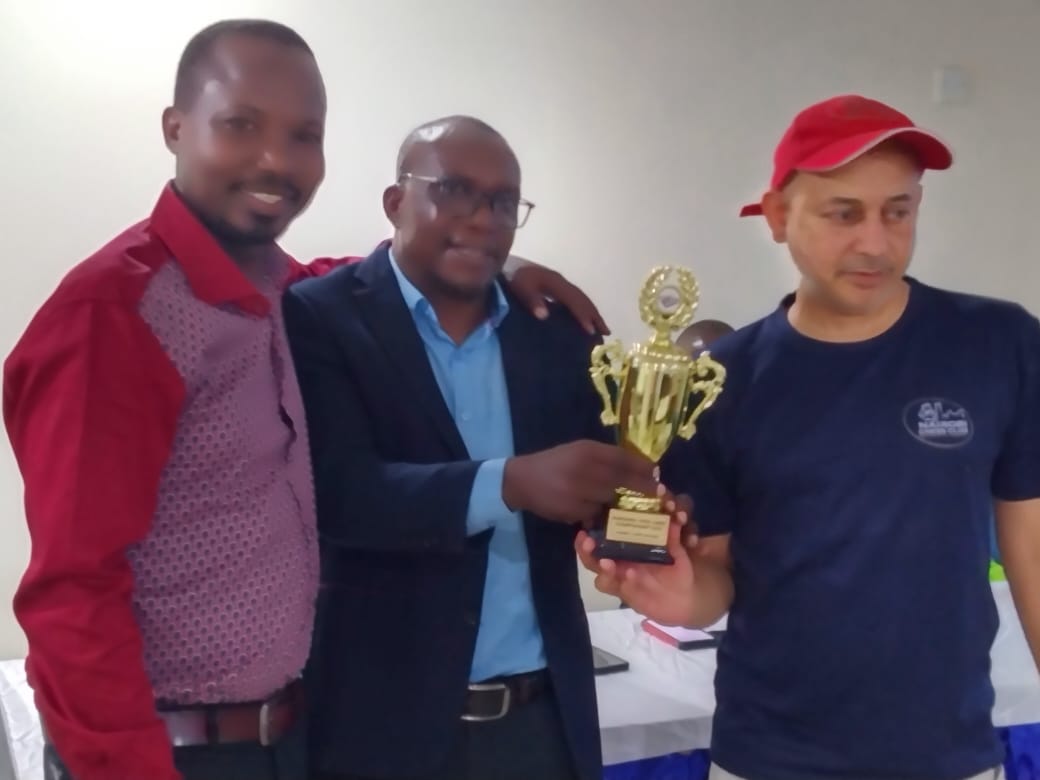 Mehul Gohil (right) receiving his trophy for winning the 2023 Bungoma Open.
